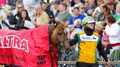 Topin Muisto asteli Pikkuprinssin voiton jälkeen seremonioihin hoitaja Emmi Kivelän taluttamana.