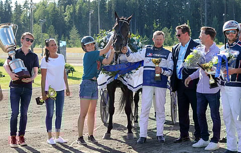 Run For Royalty vei vuoden 2022 Suur-Hollola-ajon. Juhlahumussa omistajaperhe Filip Furuhjelm, Michaela Borup, Jenina Hamari, Pekka Korpi, Pekka Kairtamo, Mathias Furuhjelm ja Janne Korpi 