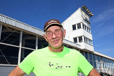 Timo Jylhänkangas ja Forssan raviradan vanha katsomo.