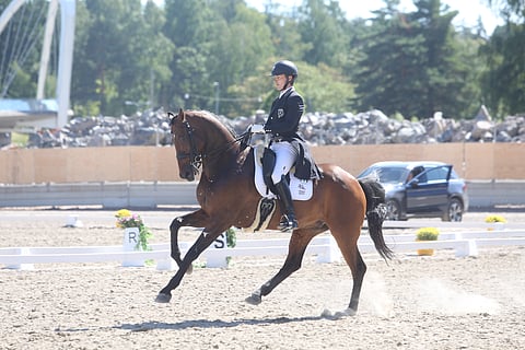 Ville Vaurio ja G-Star voittivat Pohjolan intermediaire A/B-luokan Laakson viimeisissä ratsastuskisoissa pitkään aikaan. 