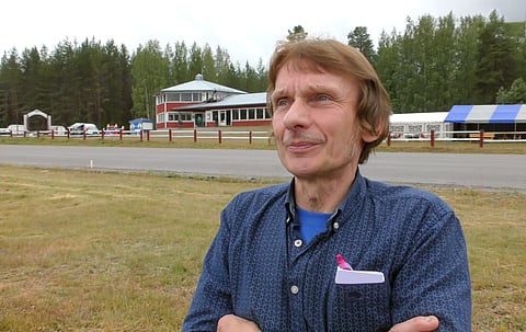 Martti Kuha toivottaa yleisön tervetulleeksi Hiekan Hippoksen kauden pääraveihin perjantaina 19. elokuuta.