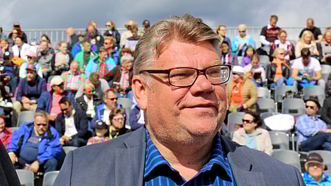 Timo Soini arvioi, että ravit ovat kuin kansakunnan saunanlauteet. "Tittelit jää pois ja luokkaerot ylittyy, kun hevonen yhdistää ja spekuloidaan, että kuka voittaa."