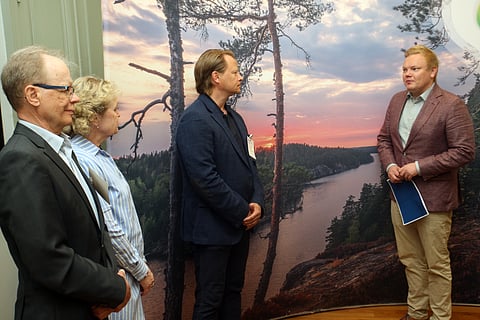 Matti Lakkisto, Jaana Husu-Kallio ja Juha Vidgrén luovuttivat raportin maa- ja metsätalousministeri Antti Kurviselle.