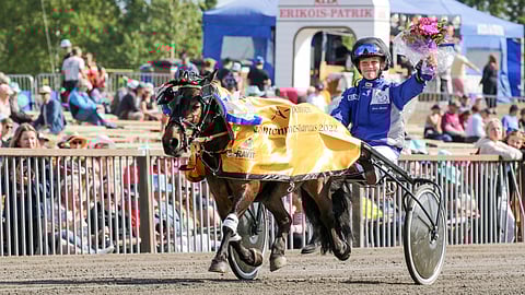 Broängens Ghosakrama on Suomen mestari. Emmi Innanen tuulettaa.