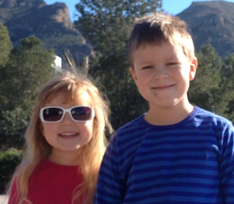 Sani ja Jone Illi pieninä kullanmuruina.