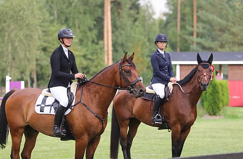 Sanna-Kaisa Mikkola ja Cappuccino Friend sekä Essi Horttanainen ja Diamante de Dragon Breedersin ensimmäisen osakilpailun palkintojenjaossa.