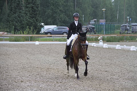 SM-kilpailuissa Tahkolla lopputervehdykseen yhdellä kädellä.