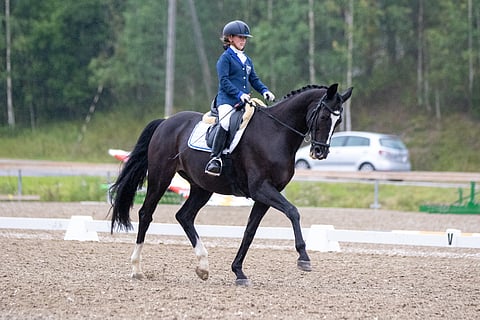 Jessica Kerttunen voitti SM-kultaa pararatsastuksessa.