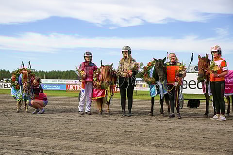 Vuoden 2022 ponikuninkaalliset Pikku Humanteri, Little Darling, Ekstrands Bärgarn ja Kumlaby Mandelblom.