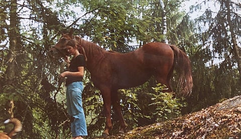 Anneli Lillkvist lastaa Sopernitzaa kuorma-auton lavalle 1960-luvulla. 