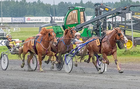 Iikka Nurmonen ja Stallone hallitsivat keulaan päästyään Ruunaruhtinas-kilpailun avausosalähtöä varmasti maaliin saakka.