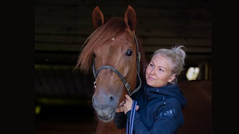 V.G. Voitto hoitajansa Kaisa Tammisen kanssa. 