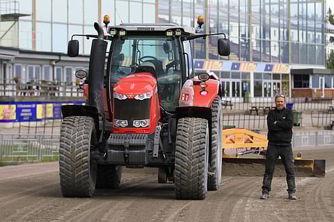 Mika Ahtiainen vastaa Gävlen raviradan hoidosta. Hän ei näe omalla radallaan tarvetta 13 raviradan yhdessä hankkimalle jyrsimelle. Kuvassa ei esiinny jutussa käsitelty jyrsin.
