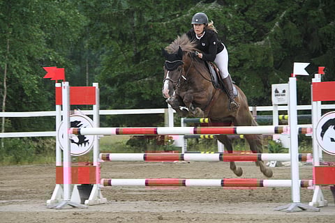 Rohkeimmat keski-ikäiset hyppäävätkin suomenhevosella. Kuvassa Esma Haddas ja Dexter.