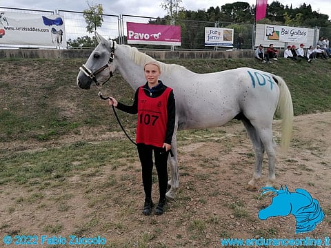 Saana Nieminen ja  O' Bajan Batla kilpailun virallisessa kuvassa.