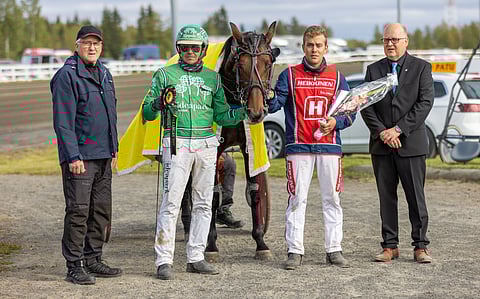 Bond Eaglea juhlittiin Toto75-voittajana Torniossa syksyllä 2022.