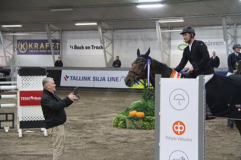 Tom Gordin toivotti Paul Argusin tervetulleeksi Helsinkiin ja otti hänestä kuvan.
