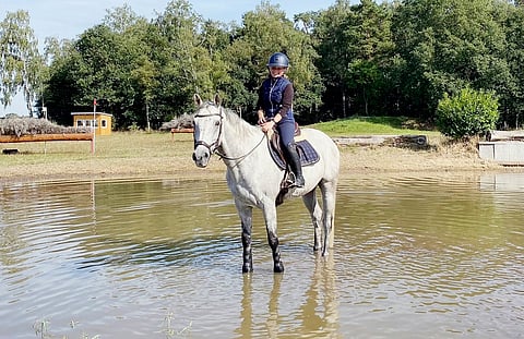 Saksassa Fouaad Mirzan ja Johanna Pohjosen luona työskentelevä ja valmentautuva Orvokki Somervuori valmistautuu ensimmäiseen edustustehtävään, sillä hänet ja Romeo M valittiin kenttäratsastuksen senioreiden PM-joukkueeseen.