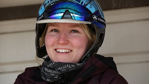 Anna Hiltunen ohjastaa montéa Les Andelysin raveissa.