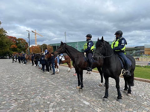 Hevoset juhlistivat nimikkovaltipäiviään Eduskuntalon etupihalla-
