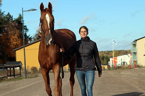 Maiju Mallat ja E-Beliss ratsastuskeskus Ainon pihalla lokakuussa.