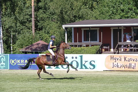 Jone Illi ja Eolita L ovat hallitsevat esteratsastuksen suomenmestarit junioreissa.