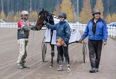 Edellinen ykkönen Jarmo Kuuselan (oik.) All Star Mintille tuli Jokimaan 75:ssa. Tapio Perttunen on ruunan vakiokuski. 