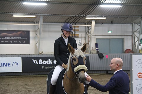 Venla Kyläkorpi ja Pohjajoen Rubin voittivat Ypäjällä ja lähtevät Helsinkiin hakemaan finaalivoittoa. Jukka Koivisto onnittelee.