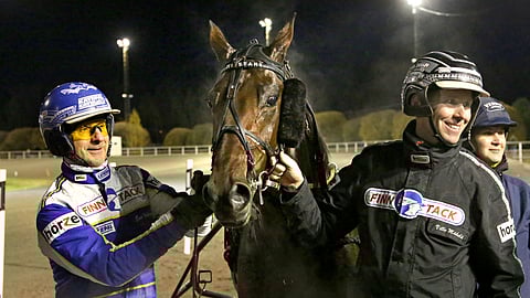 Mr Stahlin viimeistelyt on valmentaja Ville Mäkelän (oik.) mukaan ajettu olosuhteiden takia varovaisesti. Lokakuisen voiton ajoi Esa Holopainen, tänään ohjissa on Santtu Raitala.
