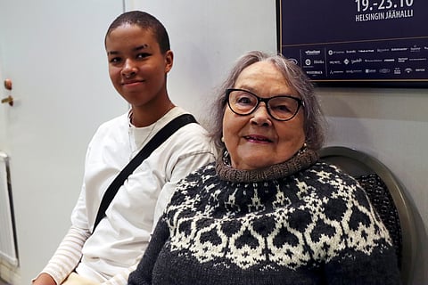 Hildur Hagelberg, 90, saapui Kajaanista Helsinkiin katsomaan kilparatsastusta.