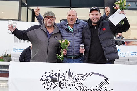 Lara Bokon voittoa juhlitaan, Tauno Hyriäinen, kasvattaja John Bootsman ja Kristian Andersson.