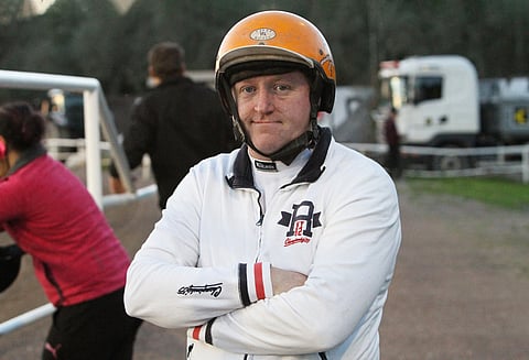 Jere Kalliolle raviurheilu on tuttua myös ohjastajan vinkkelistä, mistä on hyötyä lähtöautossa toimimisessa.