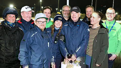 Ilkka Salonen (keskellä lahjakassin kanssa) lähetti Vermon autolähdöt matkaan viimeistä kertaa vuoden 2022 syksyllä. Pitkäaikaista työkaveria olivat palkitsemassa Kati Korpivaara, Jere Kallio, Juha Rantamäki, Esa Korhonen, Katri Johansson, Jarmo Nirhamo, Risto Silvola, Eeva Hakala-Rahko ja Jarkko Korhonen. Salonen on kuvassa neljäs oikealta.