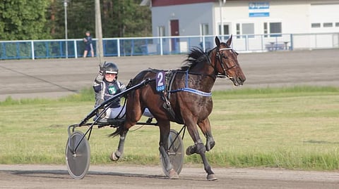 Opiskelija Emma Tuononen ja opetushevonen Make A Dream H.C.  Kaustisen 20.6. toto-ravien kolmossijan jälkeen.