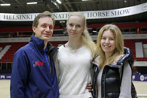 Esa Korhonen ja tyttäret Elisa (keskellä) ja Emma Korhonen sukkuloivat tottuneesti eri hevosurheilun lajeissa. Isä toimii ravituomarina ja harrastajavalmentajana, Elisa ratsastaa kilpaa ja Emma toimii hänen kisahoitajanaan. Jatkossa myös Elisa nähtäneen raviradoilla, sillä hän suoritti keväällä ajoluvan.