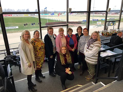 Ravinaisten hallitus yhteiskuvassa: vasemmalta Helena Balac, Tiina Arola, Riitta Kangasmäki, Marjo Saastamoinen, Bea-Maria Puikkonen (edessä), Elvi Kalliomäki, Elina Syrjä, Nina Skinnari ja Henna Sorvisto.