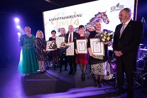 Kultaisella ansiomerkillä palkitut ryhmäkuvassa. Kuva: Irina Keinänen