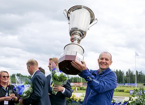 Sauli Meriläinen pääsi nostamaan Suur-Hollolan voittopokaalia kesällä 2020.