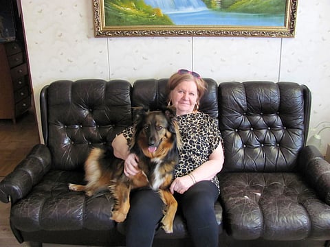 Seija Lempiälä ja Sissi-koira vuonna 2020.