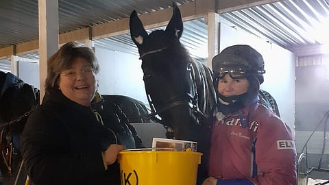 Marja Jokela lahjoitti Skumppakimpan jouluyllätyksen Liisa Nummelle Porin raveissa perjantaina.