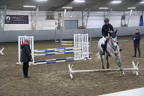 Pether Markne haluaa hevosten venyttävän itseään hypyn jälkeisessä askeleessa. Se ei onnistu norsutyypin hevosilla, Maija Yli-Huhtalan Chisu M:ltä kyllä.