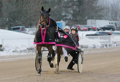 Gyro Gearloose Vermon voiton jälkeen kyydissään ohjastaja Emma Väre ja valmentaja Piia Mäkelä.