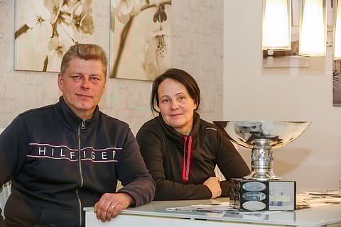 Se on siinä. Brilliant Striden juoksema Kasvattajakruunun ikoninen kiertopalkinto on toistaiseksi merkittävin Mikael ja Milla Pitkäsen raviuran saavutuksista.