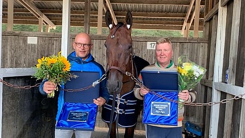 Lasse Kotiranta ja Juha Utala Piece Of Heron kanssa Einari Vidgrénin muistoajon voittotunnelmissa kesällä 2021. 