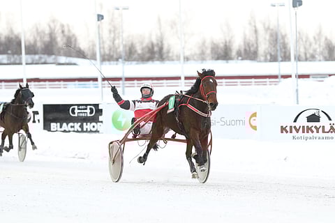 Hannu Korpi sai keskittyä tuuletteluun Malala Bokon Porin viime startin loppusuoralla.