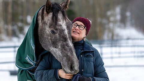 Katja Ståhl keskustelee tänään torstaina urheiluhevosten pitämisen oikeutuksesta radiossa. 