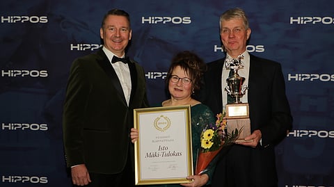 Kemppitallia edustava Kimmo Kemppi ojensi Vuoden kasvattaja -palkinnon Isto ja Mervi Mäki-Tulokkaalle.