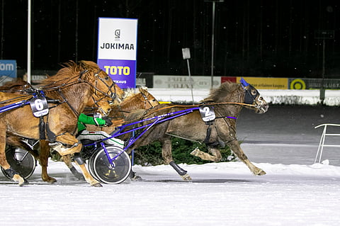 Rallin Muisto kurottaa Jokimaalla ykköseksi. Lauantaina on vuorossa Vermo.