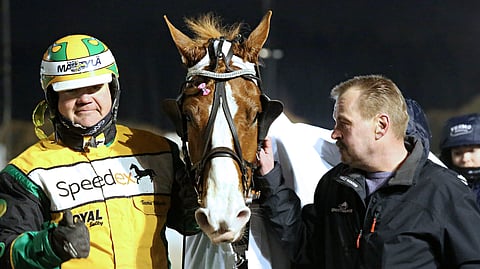 Hovilan Hertan uran toistaiseksi ainoa voitto tuli viime helmikuussa Vermossa. Valmentaja Teemu Okkolinin kanssa voittajaseremonioissa tamman kilpailuoikeuden vuokrannut Petri Lahti-Luopa.