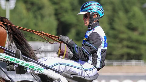 Tuukka Varis ohjastaa tammalähdössä starttaavaa rivin ideavarmaa Proven Dreamia.